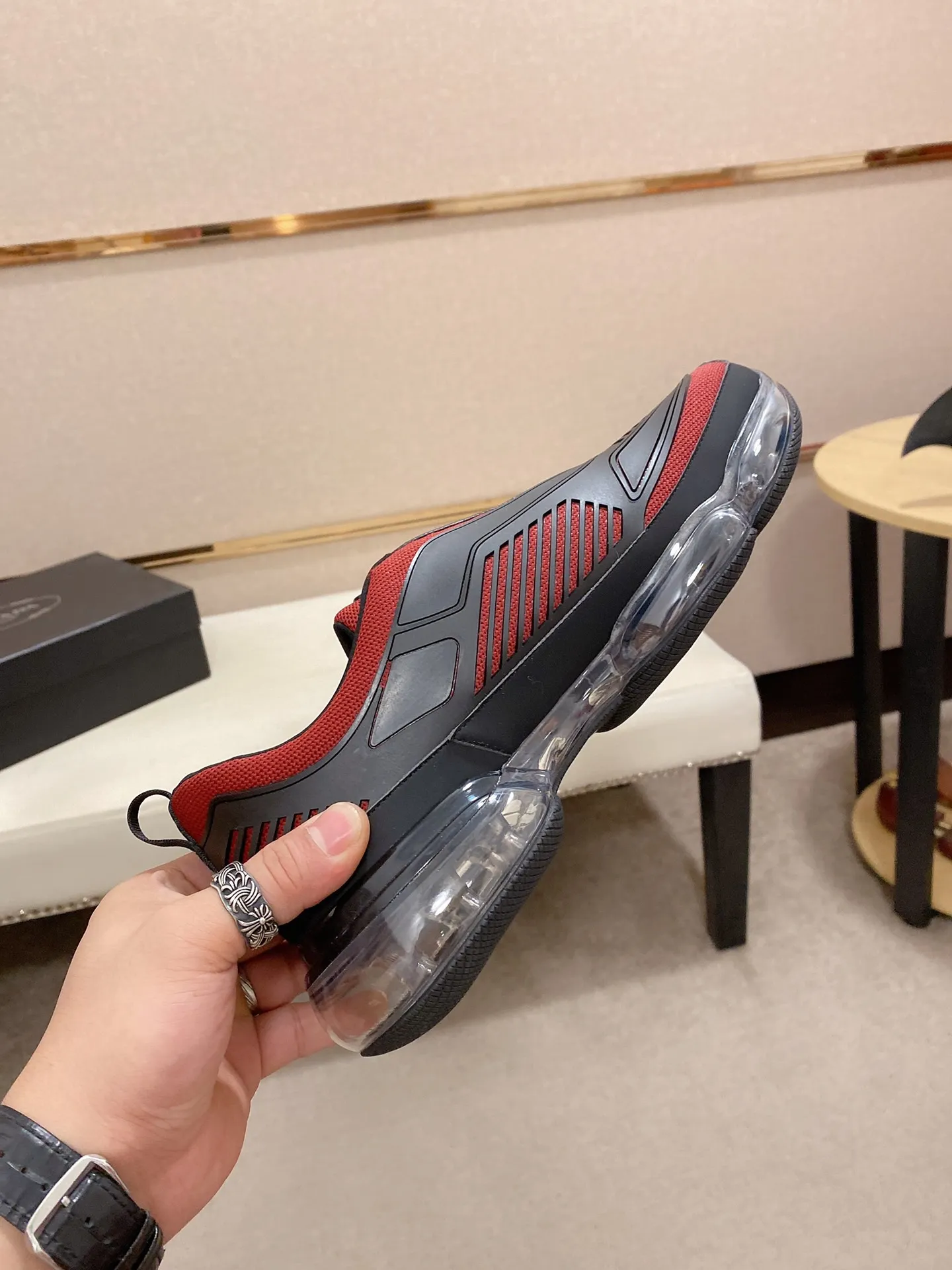 Factory price: 640💰 ✔️✔️✔️High-quality new PRADA counters are launched simultaneously. The new men's shoes and 😘fabric are made of high-tech glue-spraying technology. Lining: Full cowhide lining. 👍🏿 High-end ☄️ air-cushion molded anti-slip rubber outsole, exquisite lines, simple and elegant, comfortable and high-end for leisure travel. Code number: 38 to 45